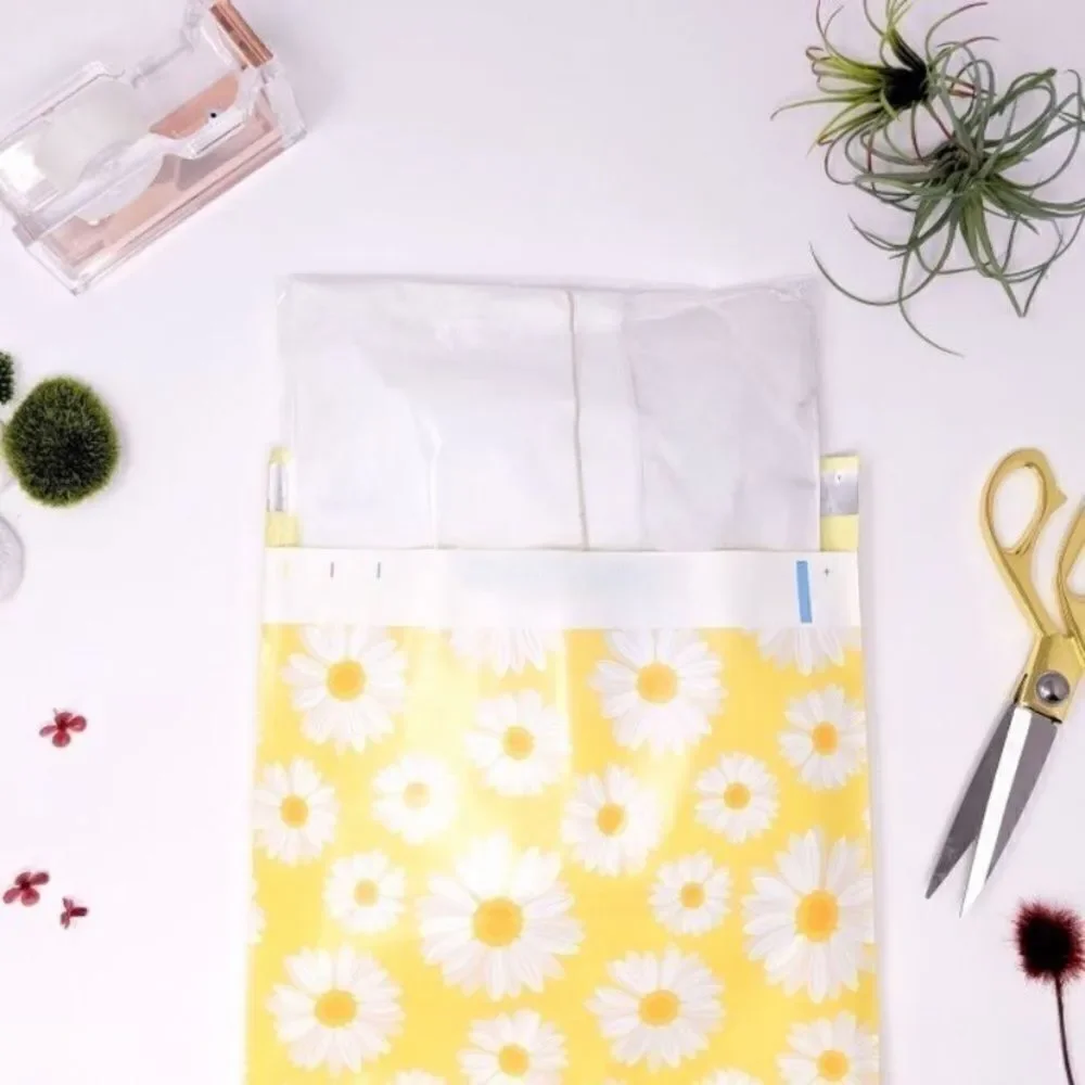 Poly mailers Tissue paper Insert cards stickers